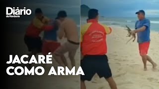 Homem usa jacaré para se defender de briga na Praia da Macumba