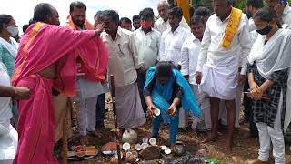 బిలేహాల్ గ్రామంలో నీటి సంపు కొరకు భూమి పూజ చేసిన కార్మిక శాఖ మంత్రి సోదరుడు గుమ్మనూరు నారాయణ స్వామి