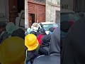 manifestantes derriban la puerta del palacio presidencial en méxico