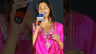 Alia Bhatt Singing Kesariya For Ranbir Kapoor | Ranbir Kapoor | Alia Bhatt | Fever FM