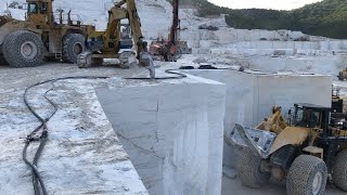 Amazing Komatsu WA900 \u0026 Komatsu WA800 Wheel Loaders Carrying And Loading Huge Marble Blocks