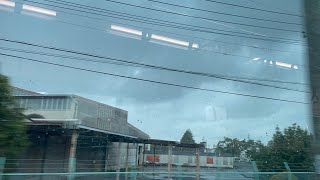 桶川〜北本駅間走行中のJR高崎線の車内にて、大雨が降っている為窓を閉めるよう促すアナウンスが流れました。（2023.8.9.14:28）