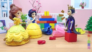 There are two queens in the house of Snow White and Princess Belle.