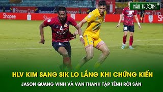 HLV Kim Sang Sik lo lắng khi chứng kiến Jason Quang Vinh và Văn Thanh tập tễnh rời sân