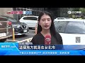 不滿轎車違停人行道　行人怒踩爬上車｜三立新聞網 setn.com