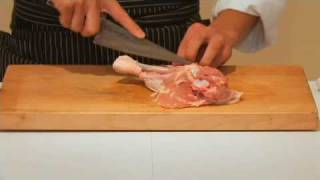 プロが教える若鶏の骨付きもも肉の解体 (opening a chicken with a cleaver)