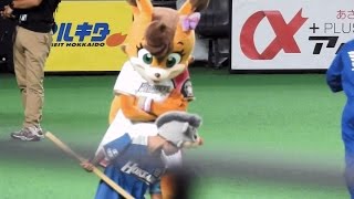 子どもグラウンドキーパーの働きぶりを観察し褒めてあげるポリーちゃん