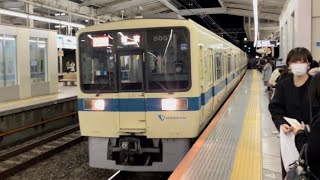 小田急8000形8057編成＋3000形3257編成が到着するシーン