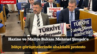 Hazine ve Maliye Bakanı Mehmet Şimşek'e bütçe görüşmelerinde abaküslü protesto