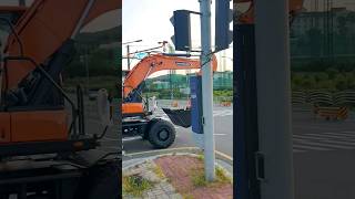 신호등●○●과 친해지는 방법! 😊 반응을 하네!... #excavator #Traffic Light