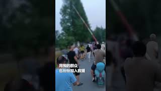 湍急水流里这一幕看的揪心又感动！为热心勇敢的你们点赞！ #中国 #暖心 #正能量