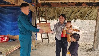 Single mothers receive Tet gifts from the government