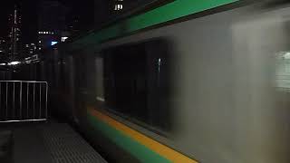 E231系15両編成回送 新橋駅通過[警笛あり]