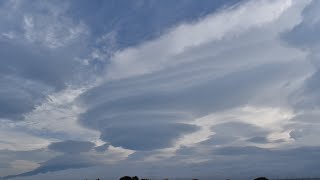 【超巨大なUFOやラピュタのような吊るし雲が笠雲富士山の近くに出現❗️】(タイムラプスあり) A huge UFO-like cloud has appeared near Mt. Fuji!