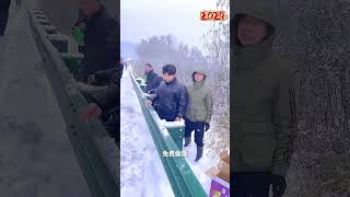 春运下雪封路堵车：最后的一句话破防了