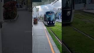 高雄輕軌列車進站-C17鼓山區公所站🚋🟩