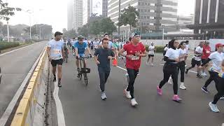 CAAR FEER DAAY SUWASANA MINGGU PAGI DI JALAN BUNDARAN SENAYAN PADAT MERAYAP DENGAN PARA PELARI