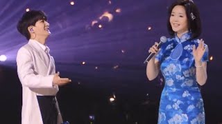 周深邓丽君跨时空合唱，“三连唱”绝美和声超治愈，观众听破防了