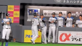 ＜2018.4.24オリックス戦1回裏1アウト1、3塁＞中田翔サードゴロの間に西川遥輝がホームを踏みベンチで迎えられる