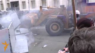 Майдан в Україні: Трактор біля адміністрації президента