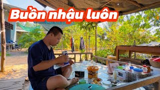 Thuận hôm nay làm sao mà nói chuyện một mình rồi nhậu một mình luôn