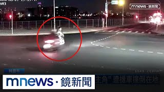 警處理車禍意外成「事故主角」　遭機車撞倒在地｜#鏡新聞