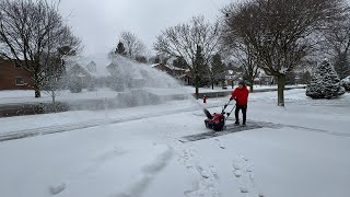 圣诞节前终于下雪了，小区里看看，阿谦哥终于有机会用一下铲雪机啦