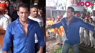 Salman Khan dances his heart out at Arpita Khan's Ganesh Visarjan | Bollywood News