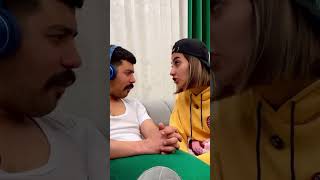 دلش به این خوش بود هدفون تو گوششه، ولی انگار همه‌چیز رو می‌شنوه! 🎧👂🙄