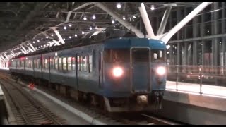 富山駅を発車するあいの風とやま鉄道413系