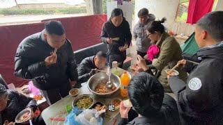 流浪汉基地全体人员聚餐，个个都是人才，说话又好听