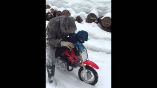 雪の中でバイク遊び