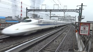 超高速で新富士駅を通過してこだまを追い抜く東海道新幹線下りN700系のぞみ