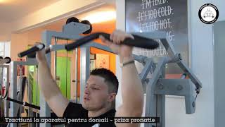 Tractiuni la aparatul pentru dorsali priza pronatie - www.fitness-academy.ro