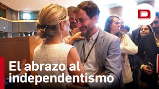 El abrazo entre Yolanda Díaz y el independentista Antoni Comín (Junts)