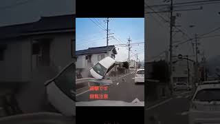 ガードレールに車が激突する事故。。。