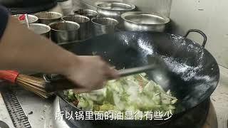 大老板自带食材来饭店,把厨师长都难住了,下秒杂工却轻松搞定 ！