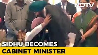 Oath Taken, Navjot Sidhu Touches Captain Amarinder Singh's feet