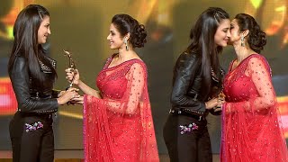 Sridevi’s Lovely Gesture Towards Shruti Haasan At South Award Show