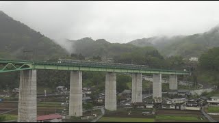 空中走行をしているような中央本線新桂川橋梁を通過する下り211系