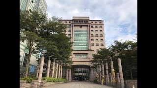 ✅  新北市淡水區的新淡水高爾夫球場，遭42名桿弟員工指控，2018年間逼員工簽署承包契約遭去，不讓排班揹球，員工提告求償退休...