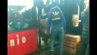 Hombre se metió con una carretilla a bus de Transmilenio | Noticias Caracol