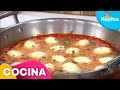 Prepara unos deliciosos huevos con queso en salsa de tomate | Hoy Día | Telemundo