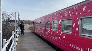 日本最東端の東根室駅を通過する快速ノサップ