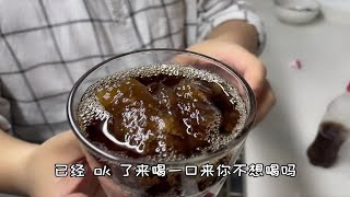 制作一杯沙冰只需要一瓶可乐和时间，超级简单！其他碳酸饮料也行，天热了在家试试吧！