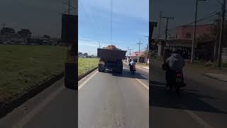 Caminhão é flagrado sem placa e sem a tela de caçamba no Anel Viário, em Aparecida de Goiânia