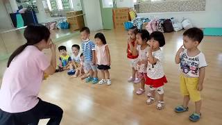 晨光幼兒園-小麥草(106.08.17)音樂課【三隻小豬】1