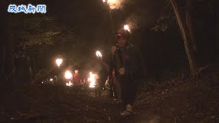 山染めるたいまつの列   桜川・真壁で「かったて祭り」