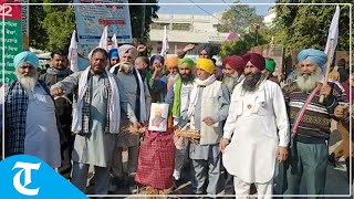 Farmers burn an effigy of CM Bhagwant Mann in Jalandhar