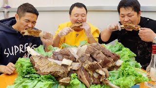 A Qiang bought some steak for 600 yuan to make Mongolian-style stewed steak. It was so fragrant!